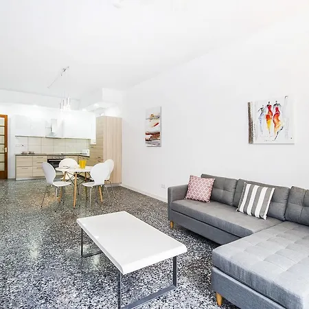 Charming 3 Bedroom Flat, Theoria Travel Ta Xbiex